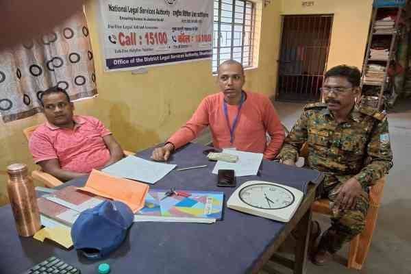 चिरकुंडा अंतरराज्यीय चेकपोस्ट पर टेम्पो से 61 हजार रुपये जब्त चिरकुंडा अंतरराज्यीय चेकपोस्ट पर टेम्पो से 61 हजार रुपये जब्त