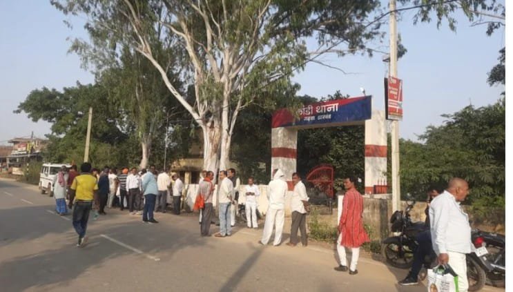 युवक ने नाबालिक लड़की अपने झांसे में फंसा कर ले भागा, परिजनों ने लगाई करवाई की मांग