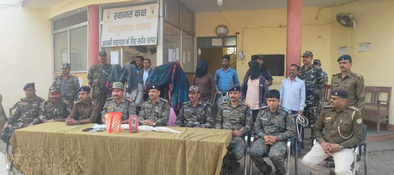 हाइवा में आग लगाने वाले गिरोह के पाँच अपराधी गिरफ्तार