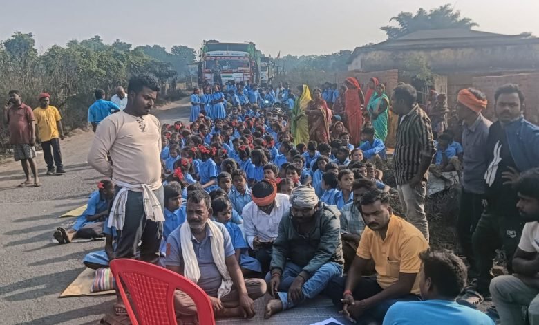 उड़ते डस्ट व धूल से परेशान होकर ग्रामीणों ने किया सड़क जाम उड़ते डस्ट व धूल से परेशान होकर ग्रामीणों ने किया सड़क जाम