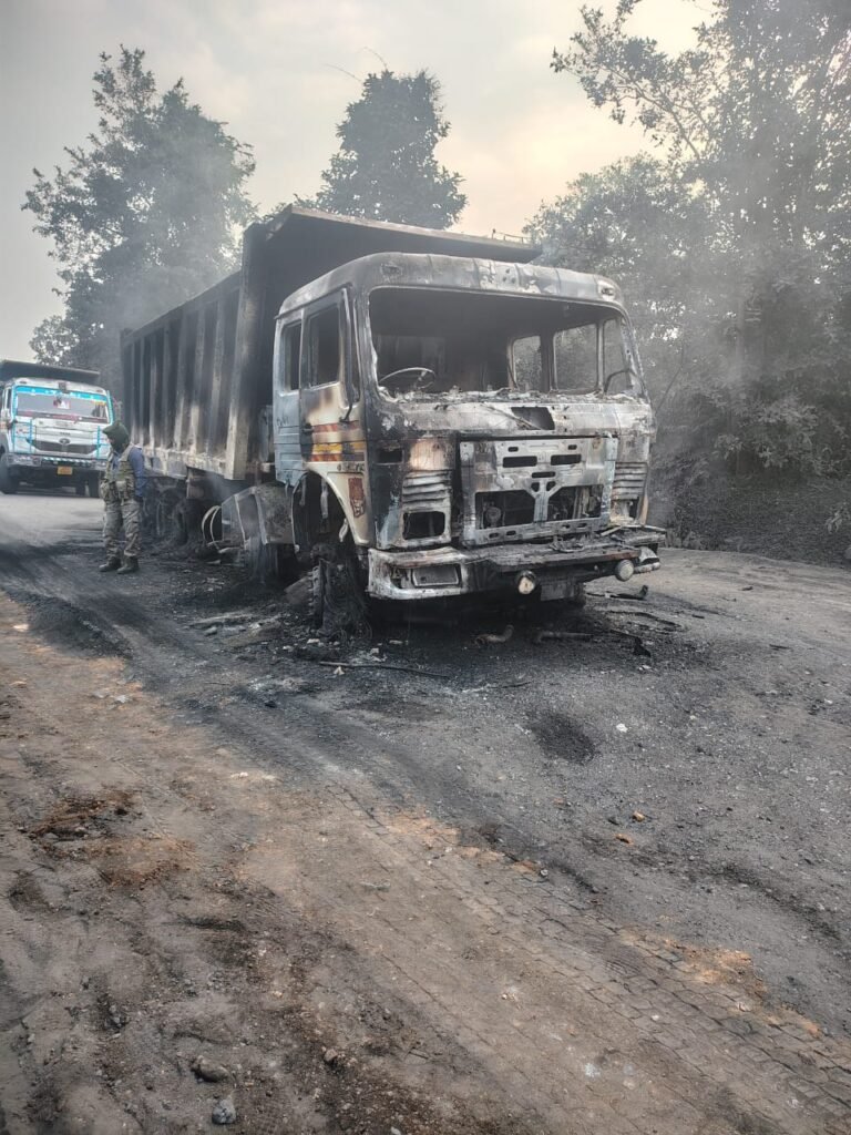 उग्रवादियों ने पांच हाइवा वाहन को कियाआग के हवाले,पर्चा छोड़ ली जिम्मेवारी उग्रवादियों ने पांच हाइवा वाहन को कियाआग के हवाले,पर्चा छोड़ ली जिम्मेवारी