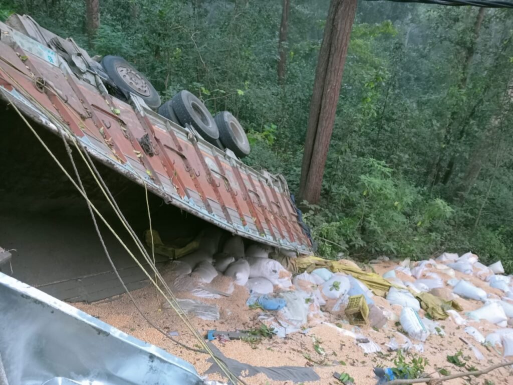 सड़क हादसा:तेज रफ्तार मकई लदा ट्रक घाटी में पलटा,चालक बाल बाल बचा सड़क हादसा:तेज रफ्तार मकई लदा ट्रक घाटी में पलटा,चालक बाल बाल बचा