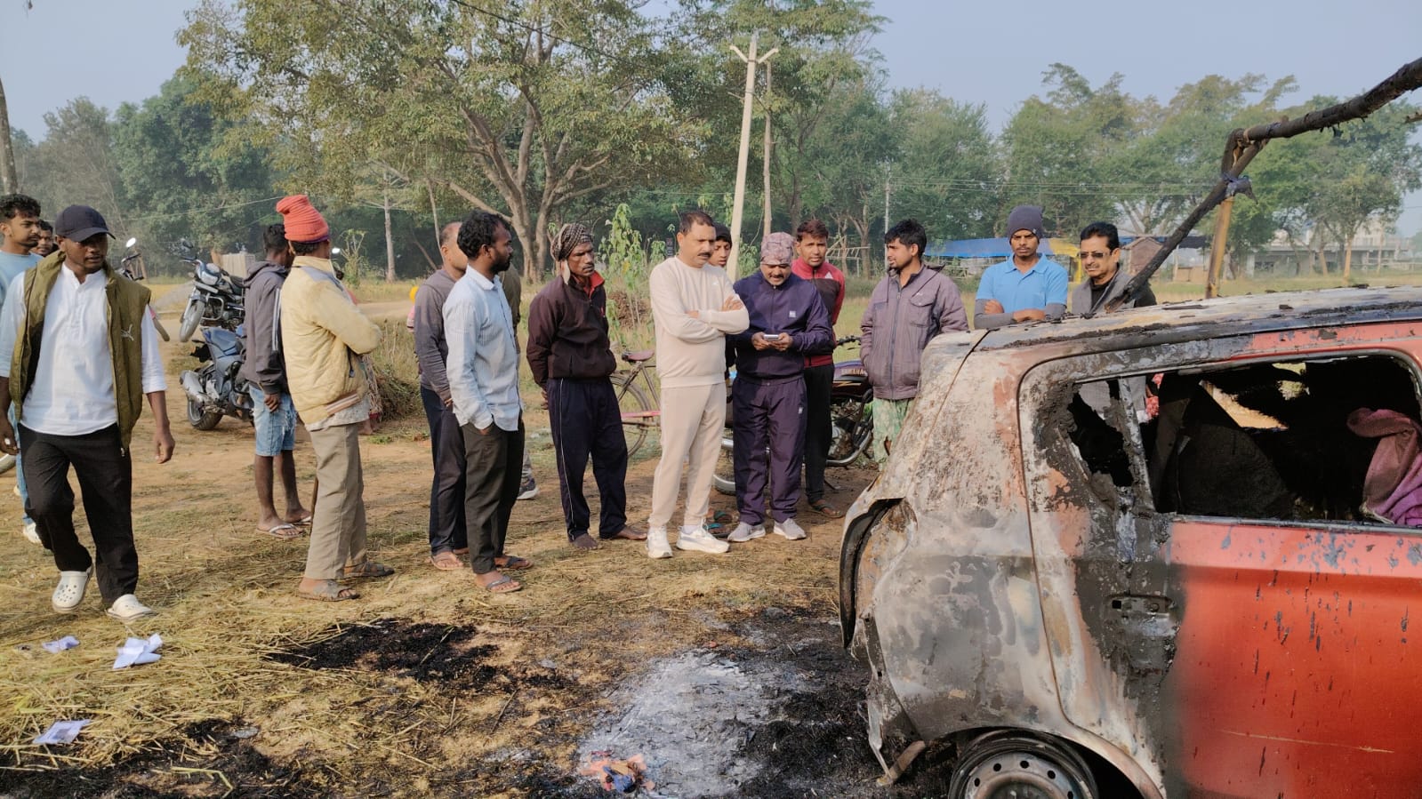 अपराधियों का आतंक, चपका और रनहे गांव में गाड़ियों को किया आग के हवाले
