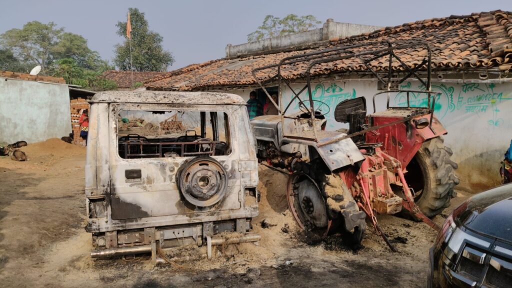 अपराधियों का आतंक, चपका और रनहे गांव में गाड़ियों को किया आग के हवाले अपराधियों का आतंक, चपका और रनहे गांव में गाड़ियों को किया आग के हवाले