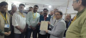 दोनों विधानसभा के प्रत्याशियों को जीत के बाद दिया गया प्रमाण पत्र