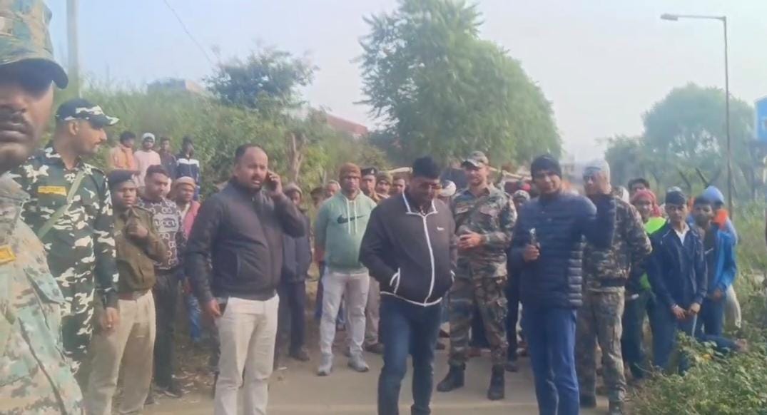 बालूमाथ:बीडीओ के आश्वासन के बाद ग्रामीणों ने हटाया सड़क जाम
