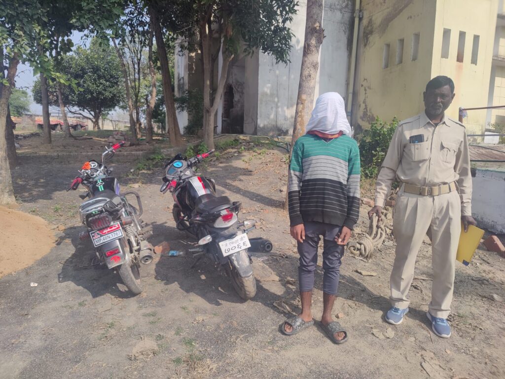 नावा बाजार: वाहन चेकिंग अभियान के दौरान फर्जी नम्बर प्लेट वाले दो मोटरसाइकिल बरामद, अभियुक्त गिरफ्तार