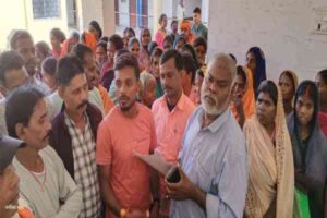 लातेहार: ग्रामीणों ने पीडीएस डीलर पर लगाया कम राशन देने का आरोप