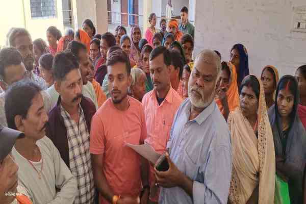 लातेहार: ग्रामीणों ने पीडीएस डीलर पर लगाया कम राशन देने का आरोप