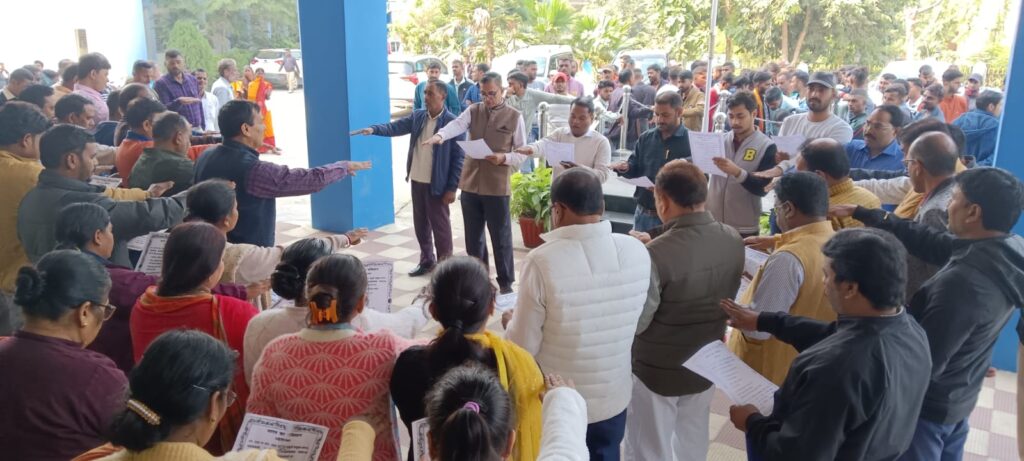 संविधान दिवस में समाहरणालय परिसर में प्रस्तावना का सामूहिक पाठ किया गया