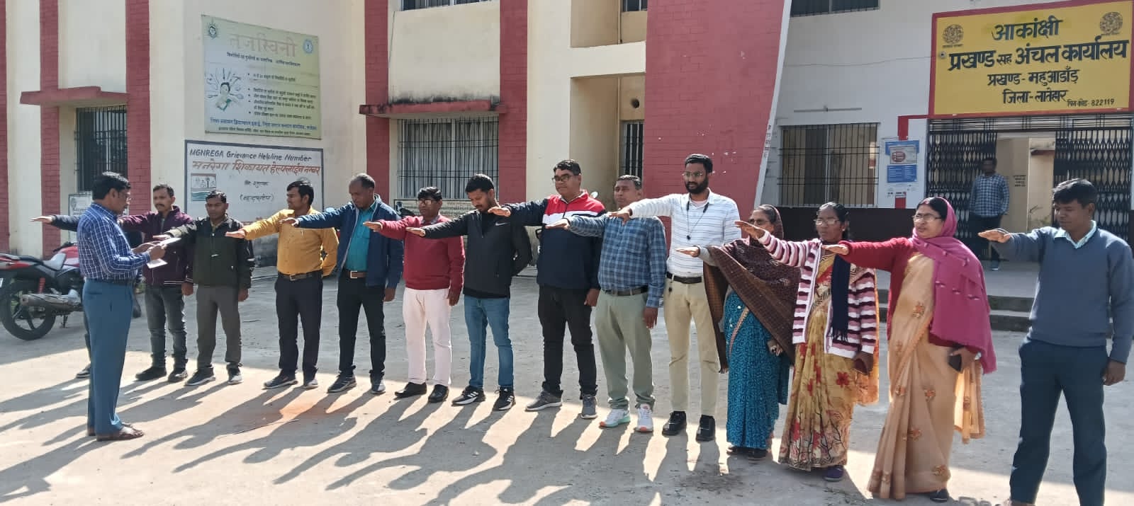 महुआडांड़ प्रखंड कार्यालय में 75वें संविधान दिवस पर दिलायी संविधान की शपथ 