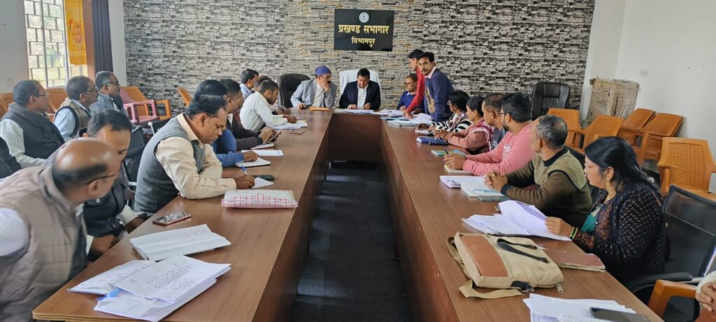 डीडीसी ने विश्रामपुर प्रखंड का किया निरीक्षण,प्रखंड कार्यालय में बैठक कर विभिन्न योजनाओं की समीक्षा की 