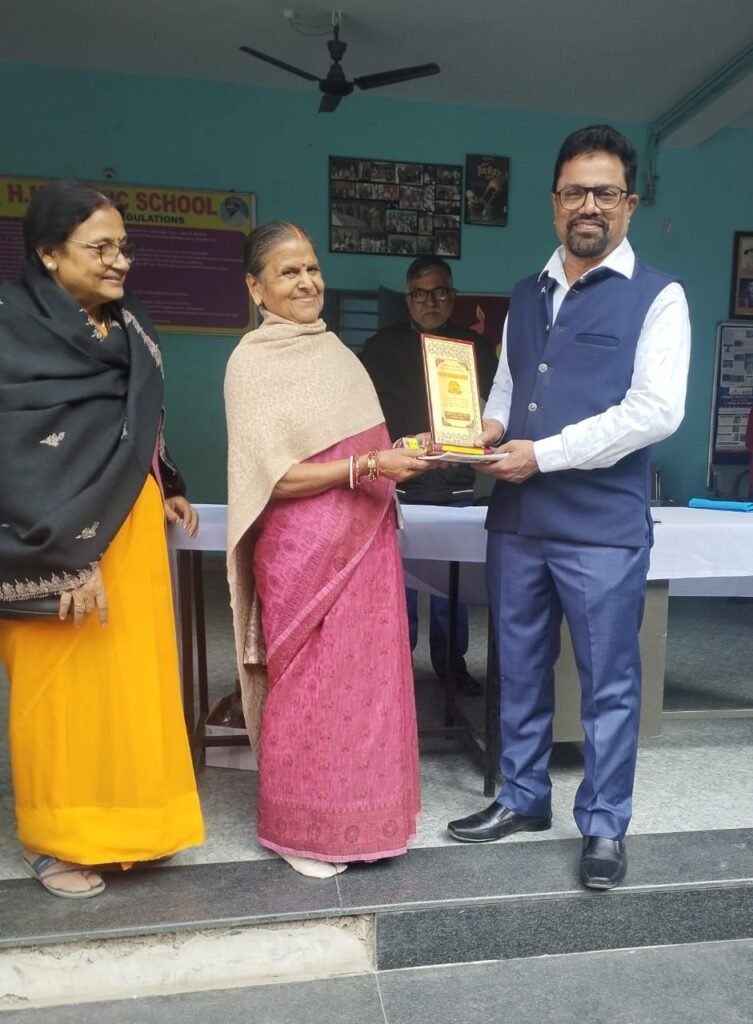 एच एम पब्लिक स्कूल चुटिया को आदर्श विद्यालय सम्मान से किया गया सम्मानित । 