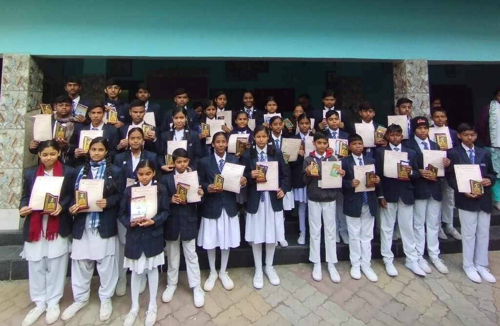 एच एम पब्लिक स्कूल चुटिया को आदर्श विद्यालय सम्मान से किया गया सम्मानित । 