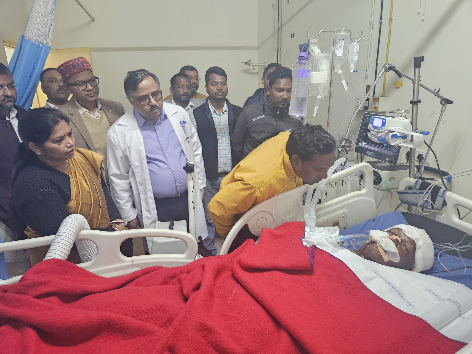 भगवान बिरसा मुंडा के घायल वंशज मंगल मुंडा से मिली डॉ मीरा मुंडा भगवान बिरसा मुंडा के घायल वंशज मंगल मुंडा से मिली डॉ मीरा मुंडा