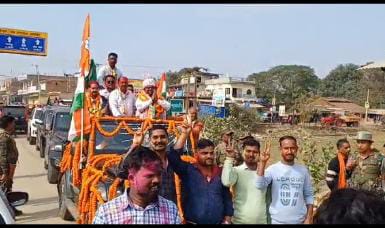 महुआडांड़: कांग्रेस प्रत्याशी की जीत पर निकाली गई भव्य विजय जुलूस