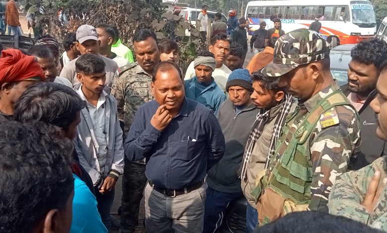 बालूमाथ:बीडीओ के आश्वासन के बाद ग्रामीणों ने हटाया सड़क जाम