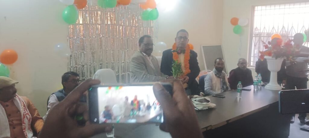 मनिका:अंचल पदाधिकारी को दी गई भावभीनी विदाई।