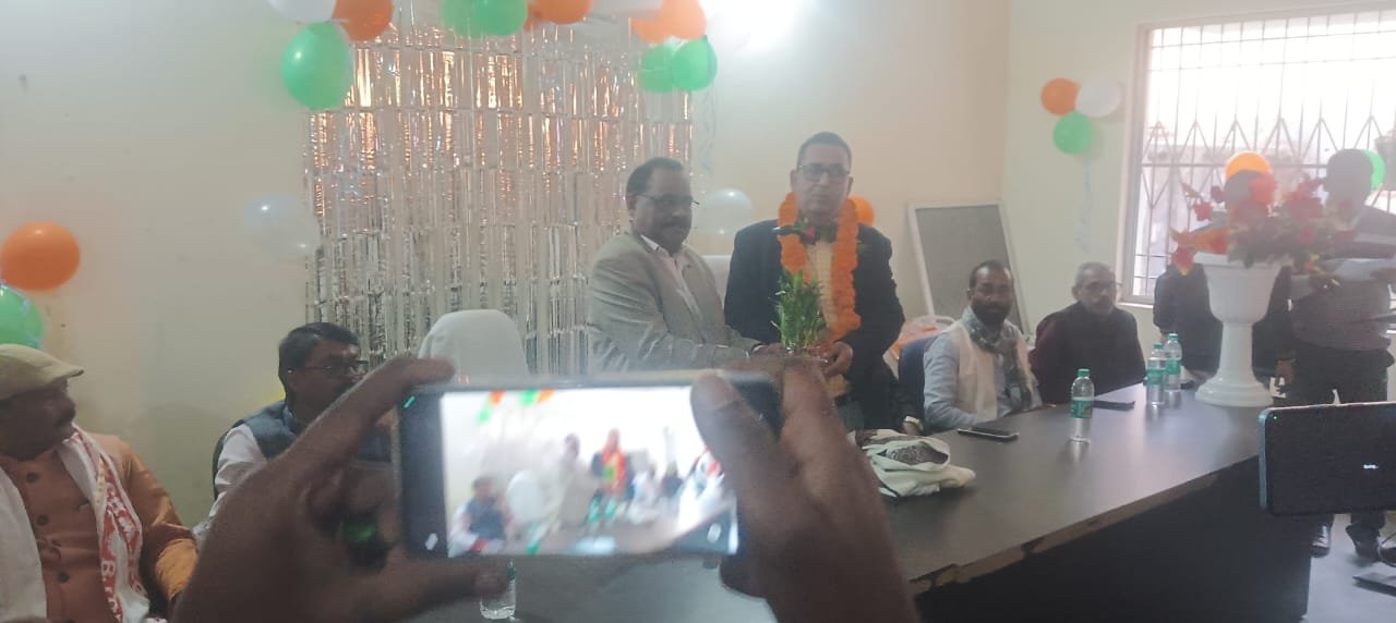 मनिका:अंचल पदाधिकारी को दी गई भावभीनी विदाई। मनिका:अंचल पदाधिकारी को दी गई भावभीनी विदाई।