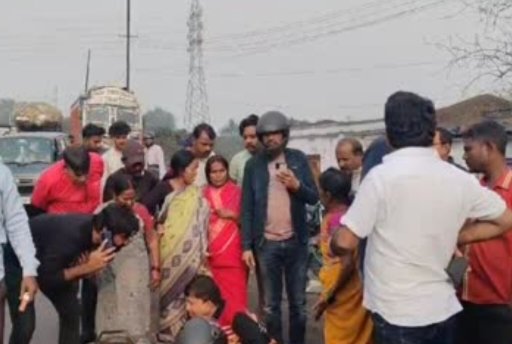 धनबाद :हाइवा ने बाइक सवार महिला वकील को रौंदा,मौके पर दर्दनाक मौत धनबाद :हाइवा ने बाइक सवार महिला वकील को रौंदा,मौके पर दर्दनाक मौत