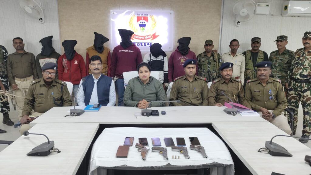 पलामू पुलिस ने रंगदारी और फायरिंग मामले में 6 अपराधियों को हथियार समेत किया गिरफ्तार