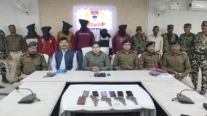 पलामू पुलिस ने रंगदारी और फायरिंग मामले में 6 अपराधियों को हथियार समेत किया गिरफ्तार