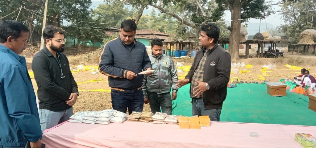 मनातु गाँव में मशरूम खेती और मधुमखी पालन का हुआ शुभारंभ