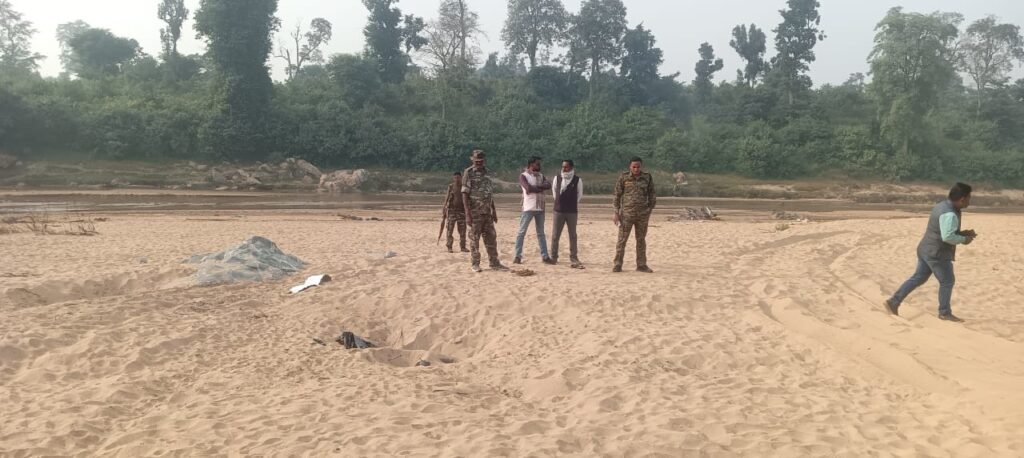 मनिका:पुलिस ने दो मुहान नदी से एक अज्ञात शव किया बरामद