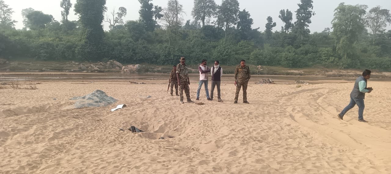 मनिका:पुलिस ने दो मुहान नदी से एक अज्ञात शव किया बरामद मनिका:पुलिस ने दो मुहान नदी से एक अज्ञात शव किया बरामद