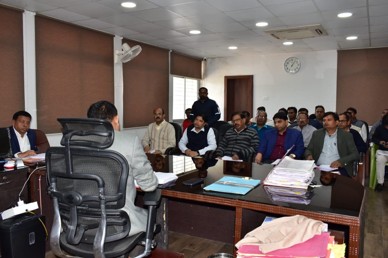 उपायुक्त ने तकनीकी पदाधिकारियों के साथ समीक्षा बैठक की