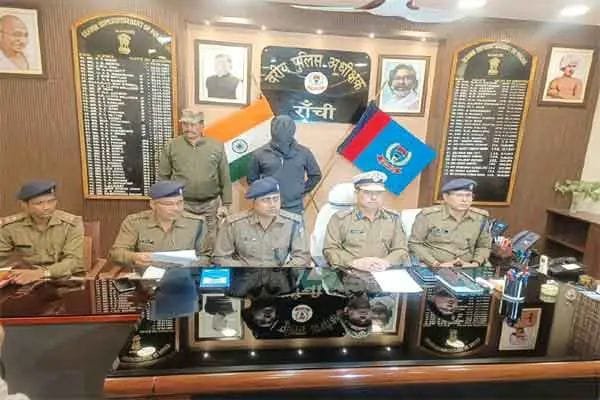 ओरमांझी गोलीकांड में सुजीत सिन्हा ने रची थी साजिश, राँची पुलिस ने घटना में शामिल अपराधी को किया गिरफ्तार ओरमांझी गोलीकांड में सुजीत सिन्हा ने रची थी साजिश, राँची पुलिस ने घटना में शामिल अपराधी को किया गिरफ्तार