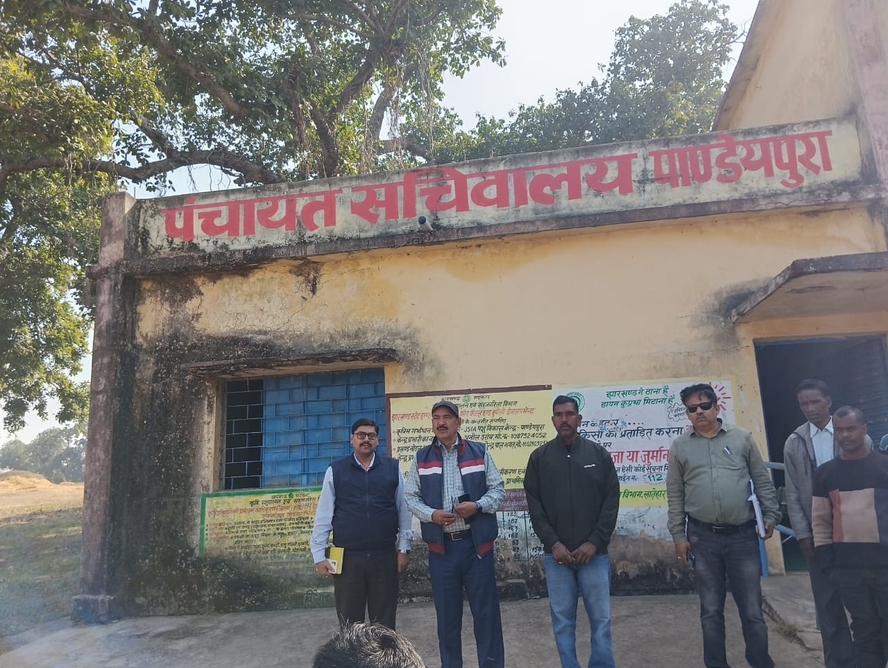 उप विकास आयुक्त एवं बीडीओ ने पांडेयपुरा पंचायत का किया औचक निरीक्षण