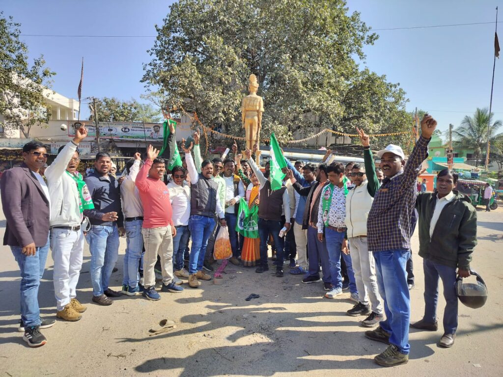 चामरा लिंडा के मंत्री बनाये जाने पर जे एम एम के नेताओं ने घाघरा में की आतिशबाजी