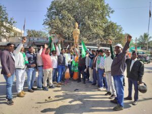 चामरा लिंडा के मंत्री बनाये जाने पर जे एम एम के नेताओं ने घाघरा में की आतिशबाजी