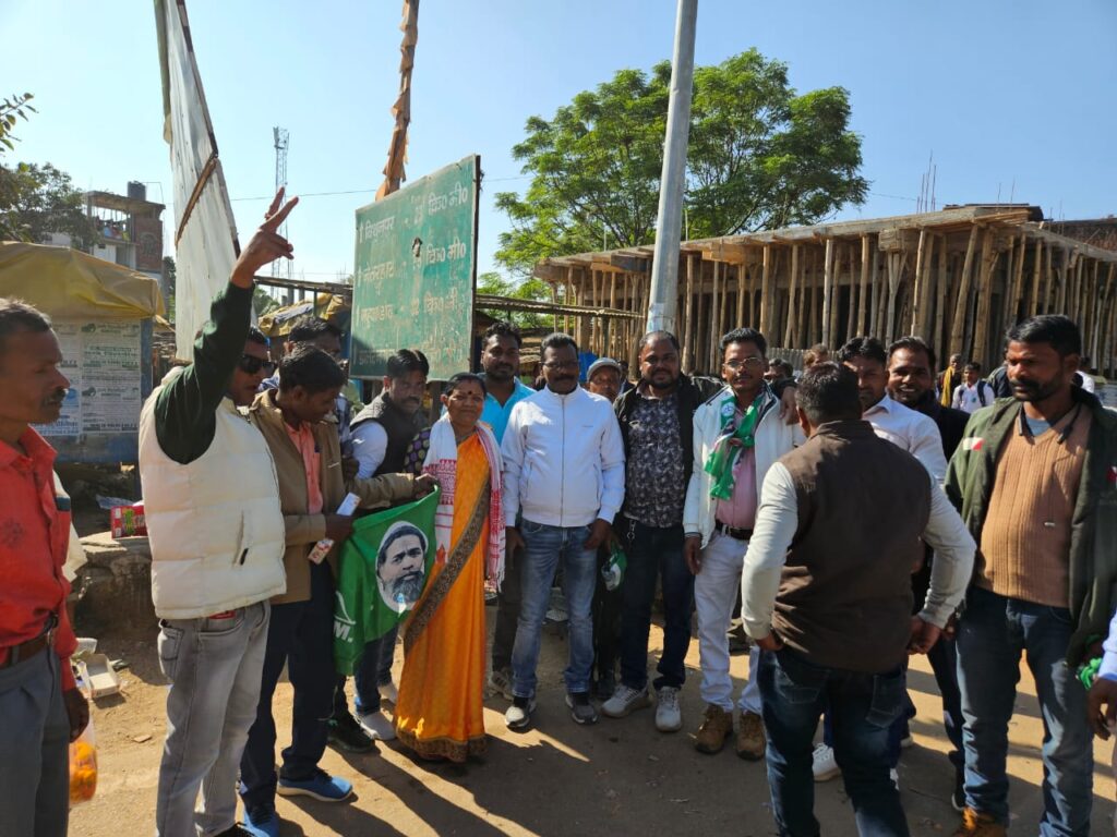 चामरा लिंडा के मंत्री बनाये जाने पर जे एम एम के नेताओं ने घाघरा में की आतिशबाजी