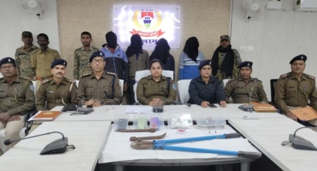लूट और डकैती की घटना को अंजाम देने वाले गिरोह के चार सदस्यों को पुलिस ने हथियार के साथ गिरफ्तार किया लूट और डकैती की घटना को अंजाम देने वाले गिरोह के चार सदस्यों को पुलिस ने हथियार के साथ गिरफ्तार किया