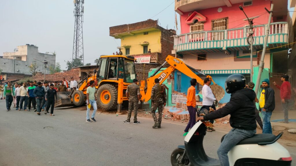 सतबरवा में अंचलाधिकारी की उपस्थिति में अतिक्रमण हटाओ अभियान चलाया गया, यातायात बाधित नहीं करने को दिया गया सख्त निर्देश