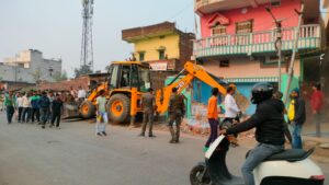 सतबरवा में अंचलाधिकारी की उपस्थिति में अतिक्रमण हटाओ अभियान चलाया गया, यातायात बाधित नहीं करने को दिया गया सख्त निर्देश
