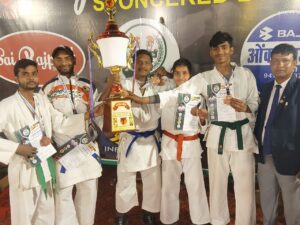 अंतरराष्ट्रीय कराटे प्रतियोगिता में लातेहार के पांच खिलाड़ियों ने एक गोल्ड समेत कुल 6 पदक जीता।