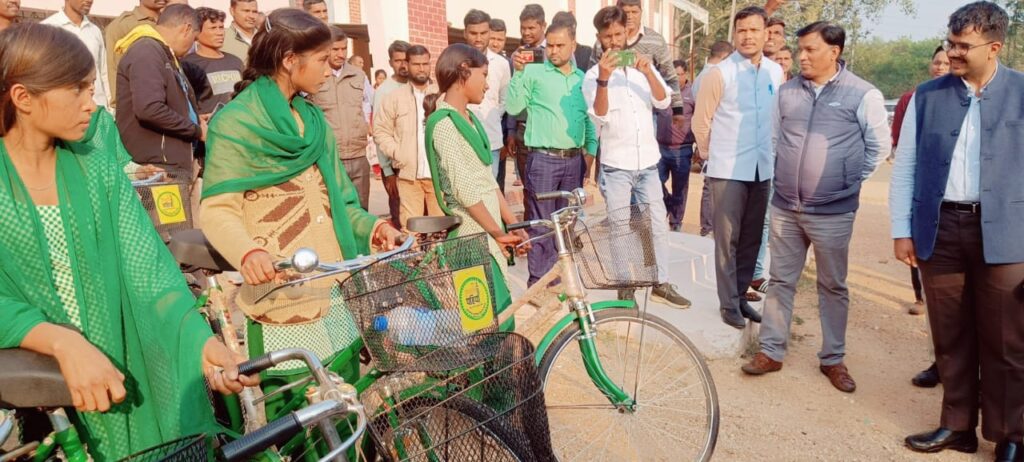 उपायुक्त ने किया मनिका प्रखंड का दौरा:मनरेगा कार्य की गति को देख उपायुक्त ने जतायी नाराजगी.