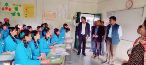 उपायुक्त ने किया मनिका प्रखंड का दौरा:मनरेगा कार्य की गति को देख उपायुक्त ने जतायी नाराजगी.
