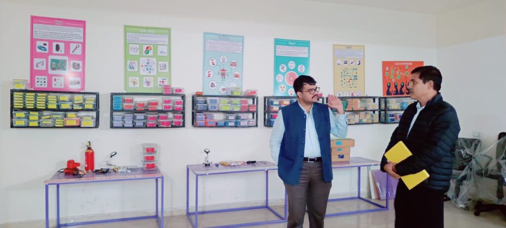 उपायुक्त ने किया मनिका प्रखंड का दौरा:मनरेगा कार्य की गति को देख उपायुक्त ने जतायी नाराजगी.
