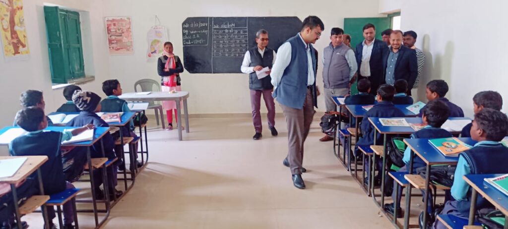 उपायुक्त ने किया मनिका प्रखंड का दौरा:मनरेगा कार्य की गति को देख उपायुक्त ने जतायी नाराजगी.