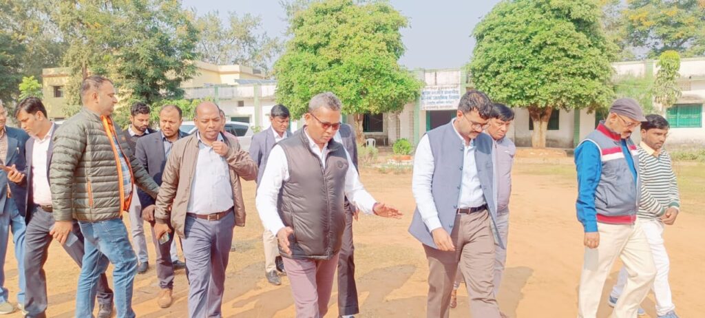 उपायुक्त ने किया मनिका प्रखंड का दौरा:मनरेगा कार्य की गति को देख उपायुक्त ने जतायी नाराजगी.