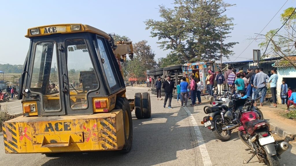 तेज रफ्तार कोयला लदा ट्रक बाइक पर पलटा, युवक की दर्दनांक मौत,इलाज के दौरान मां की मौत तेज रफ्तार कोयला लदा ट्रक बाइक पर पलटा, युवक की दर्दनांक मौत,इलाज के दौरान मां की मौत