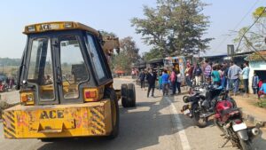 तेज रफ्तार कोयला लदा ट्रक बाइक पर पलटा, युवक की दर्दनांक मौत,इलाज के दौरान मां की मौत