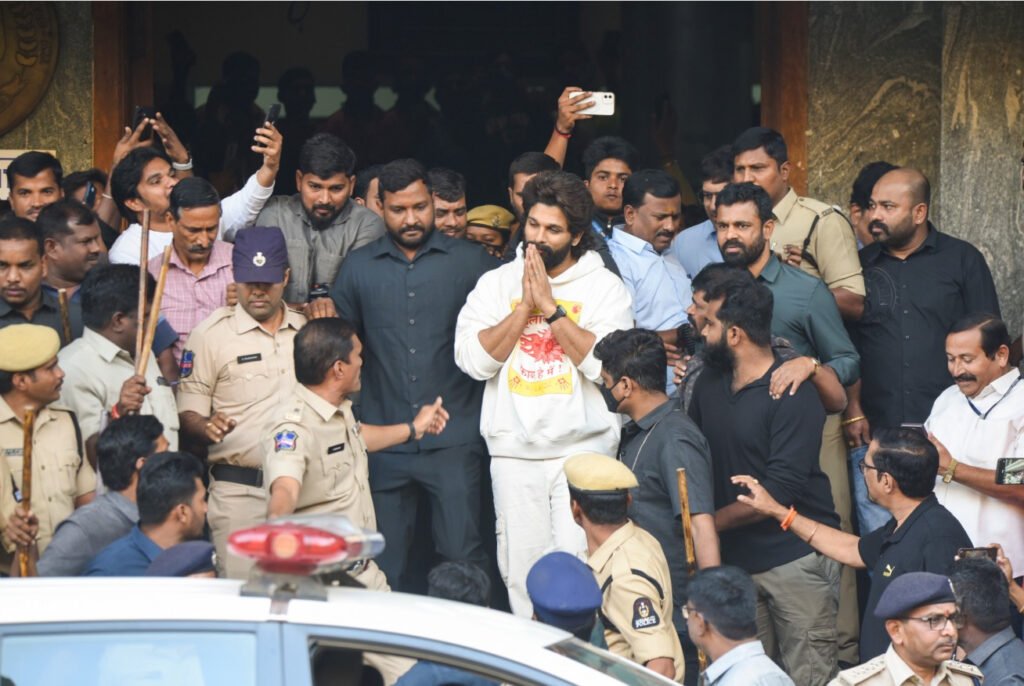 पुलिस ने पुष्पा' को घर से किया गिरफ्तार, दोपहर में कोर्ट ने भेजा जेल, शाम में जमानत... जानें क्यों.. पुलिस ने पुष्पा' को घर से किया गिरफ्तार, दोपहर में कोर्ट ने भेजा जेल, शाम में जमानत... जानें क्यों..