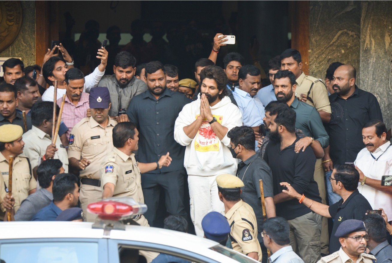 पुलिस ने पुष्पा' को घर से किया गिरफ्तार, दोपहर में कोर्ट ने भेजा जेल, शाम में जमानत... जानें क्यों.. पुलिस ने पुष्पा' को घर से किया गिरफ्तार, दोपहर में कोर्ट ने भेजा जेल, शाम में जमानत... जानें क्यों..
