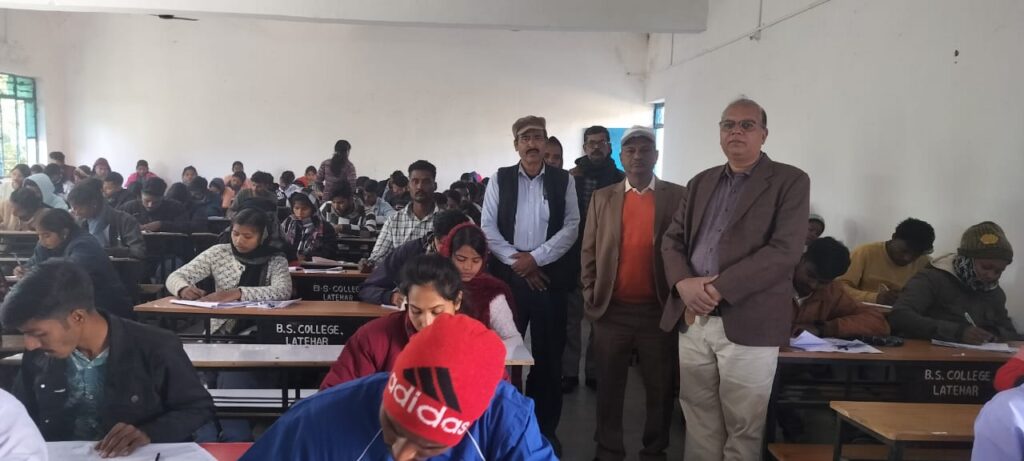 नीलाम्बर-पीताम्बर विश्वविद्यालय की उड़नदस्ता टीम ने सेमेस्टर 5 की परीक्षा का किया औचक निरीक्षण