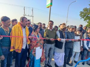 नेवाड़ी गांव मे समाजसेवी ने फीता काट कर किया रिया फ्यूल्स पंप का उद्धाटन